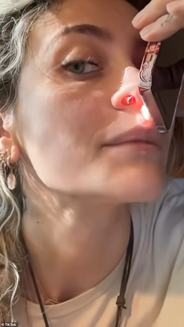 Пэрис демонтрирует отвертие в носу