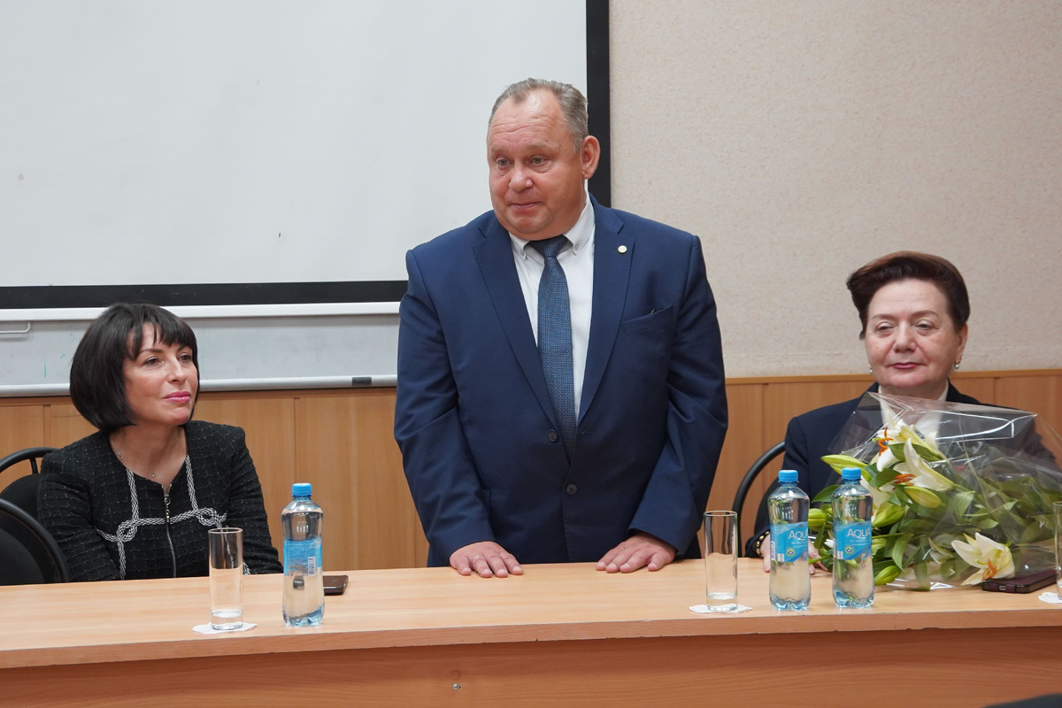 Заместитель губернатора Свердловской области Татьяна Савинова (слева) представила коллективу Свердловского областного медицинского колледжа нового руководителя - Анатолия Володина. Прежний директор Ирина Лёвина (справа) займётся вопросами стратегического развития образовательного учреждения. Фото: ДИПСО 