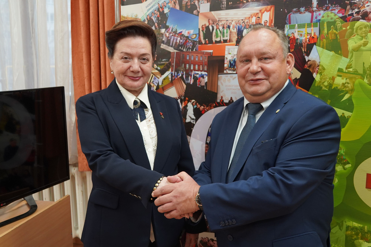 Новый руководитель СОМК Анатолий Володин и Ирина Лёвина продемонстрировали образцовую передачу дел. Это обнадёживает: у них, у коллектива и у всего колледжа будет всё в порядке. Фото: ДИПСО