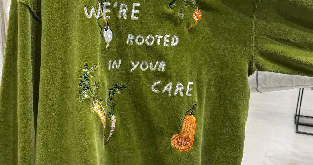 Актуальные принты на свитшотах, рубашках и не только: что выбрать этой осенью