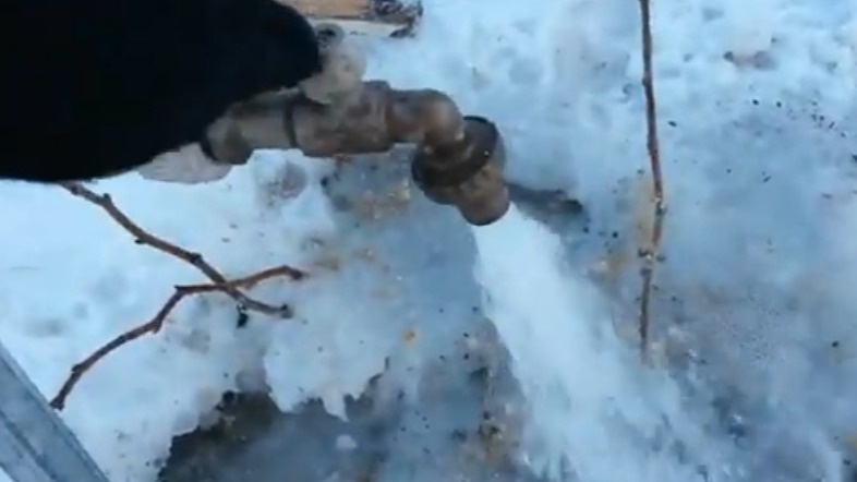 Провожу зимний водопровод за 3000₽ без глубокой траншеи. За много лет ни разу не замерз