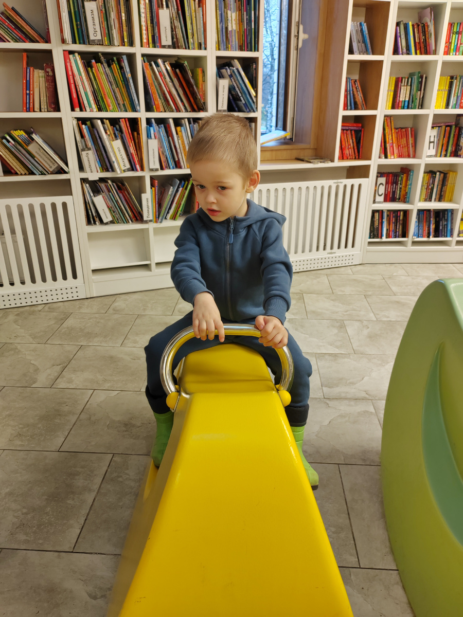 Паша в библиотеке