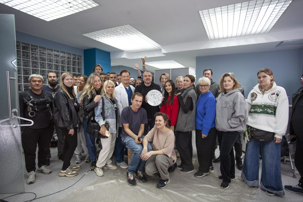 Кадр со съемочной площадки сериала "Акушер-2" (2025)