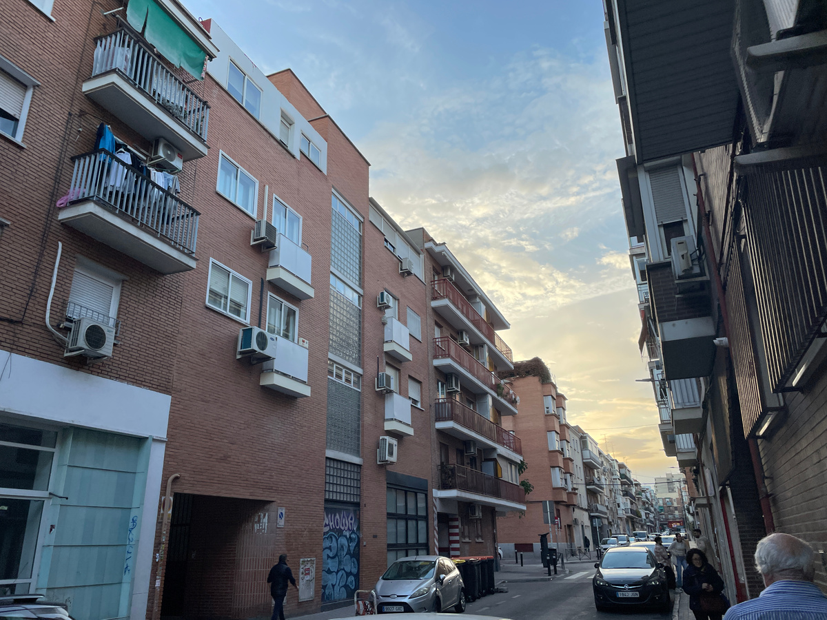 Вот где-то на этой улице они и купили квартиру мечты...