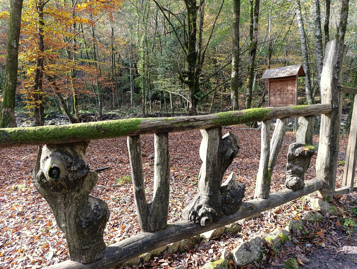 Креативный забор - всё в дело 