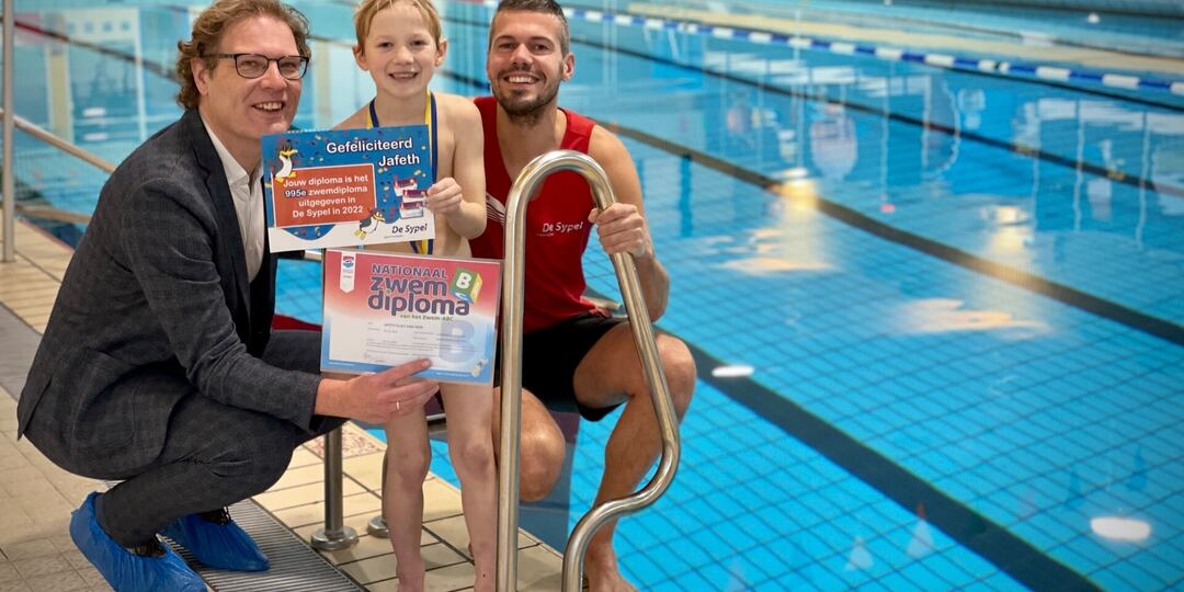 Голландских детей с детства учат не бояться воды. Упал в канал? Ничего страшного.