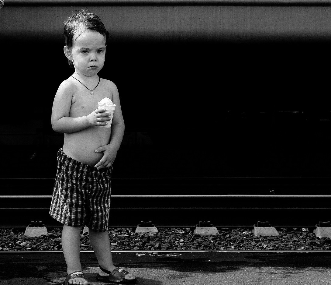 Сане оставалось только мороженки лопать, и смотреть как остальные пьют десертное со льдом