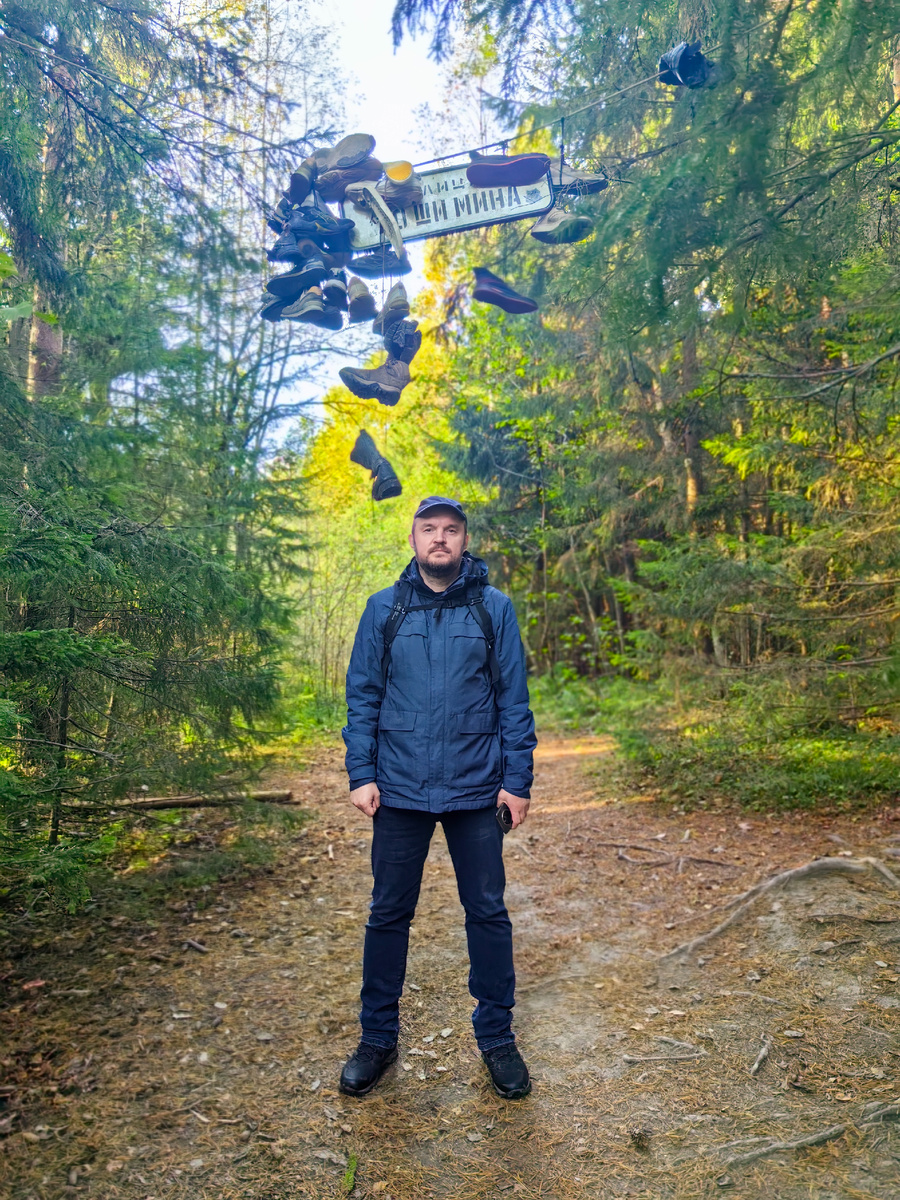 Кто-то сделал экспозицию из старых ботинок и таблички "улица Хо Ши Мина".