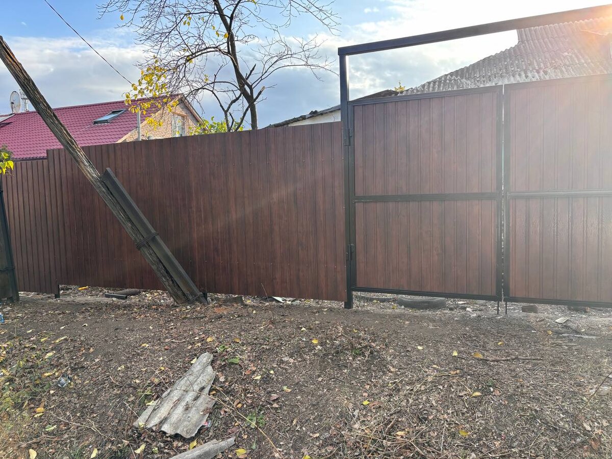 Забор из профнастила под дерево в Макеевке, калитка, ворота
