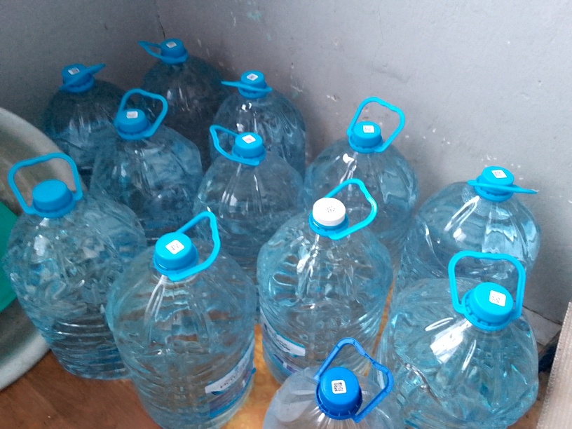 По 8 л, все даже в кадр не вместились.