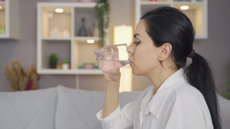 начинаю утро с лимонной воды