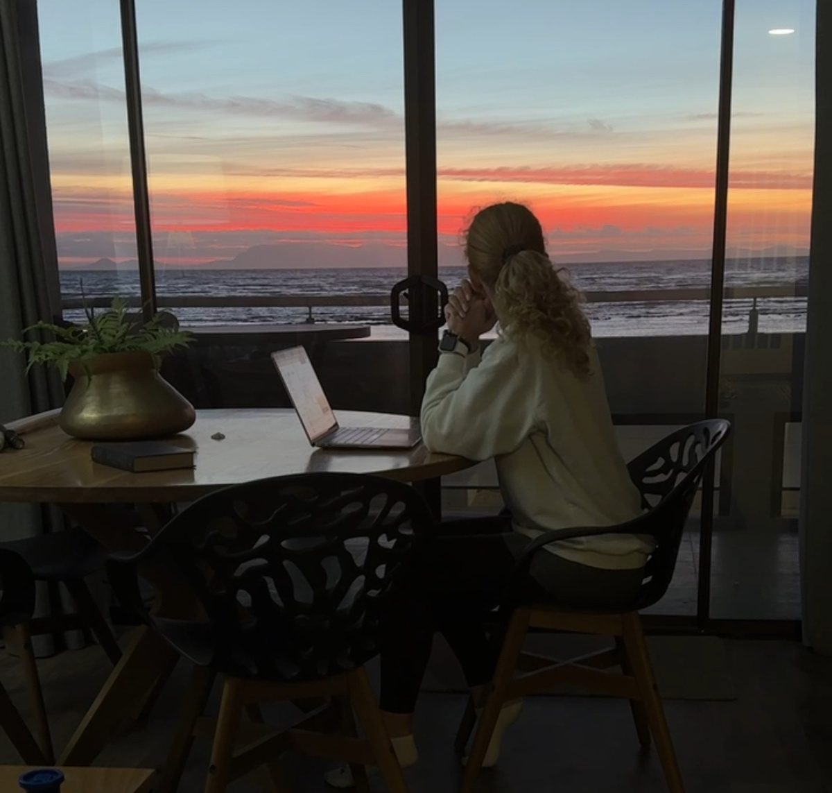 Я и мой океан мыслей с видом на Атлантический океан воды в ЮАР.