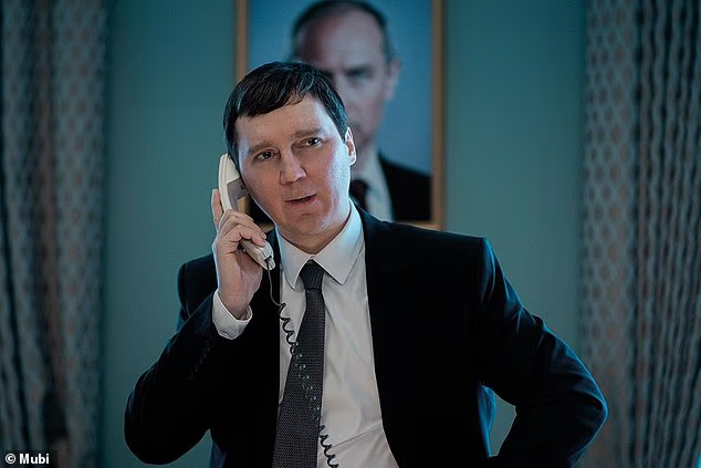 Актёр Пол Дана в роли Баранова