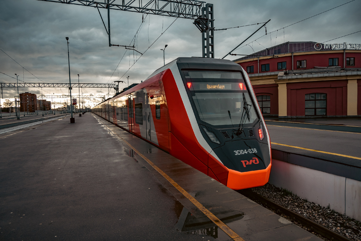 Элетропоезд "Финист" на путях Балтийского вокзала. Фото автора