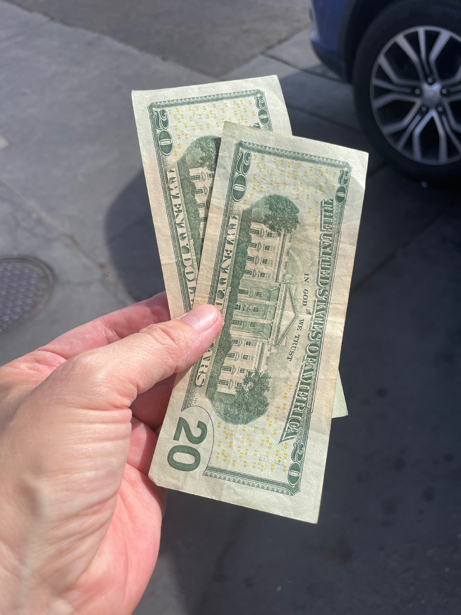 Если оплачиваешь кредиткой, то цена дороже. Поэтому всегда плачу наличными 