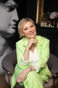 Жанна Метель: Нейропсихолог, ментор и эксперт по созданию отношений. Ее профессиональные знания и умение находить общий язык с людьми помогают нам строить крепкие связи и развивать проекты, направленные на благополучие каждого.