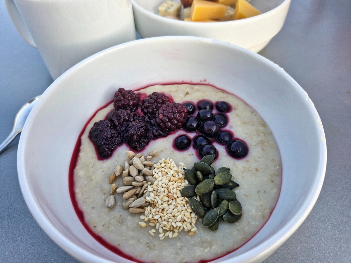 Я часто советую своим клиентам начать день именно с овсянки без молока. Через пару недель они сами замечают - энергии больше, тяжести в животе нет, а анализы становятся лучше. Проверено лично.
