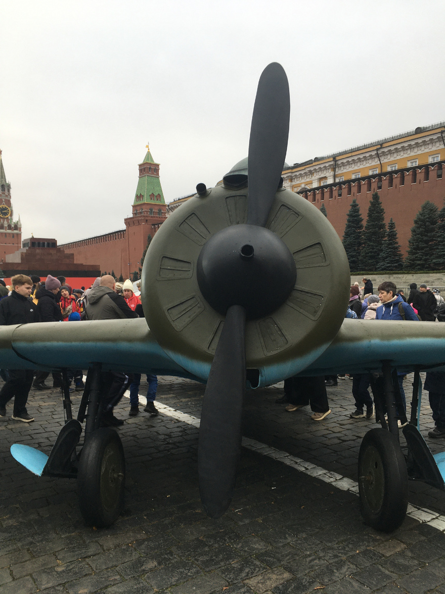 Истребитель И - 16 на Красной площади