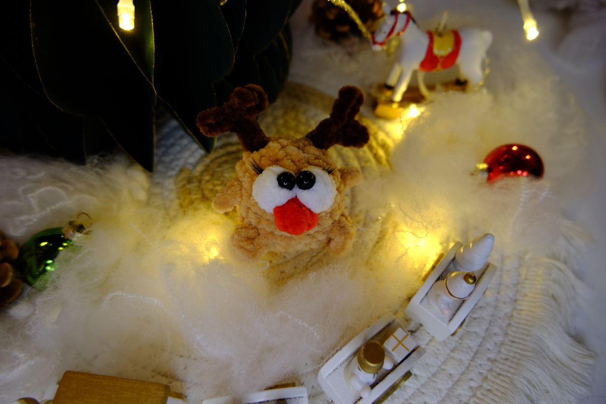 Вязаный олень Пучеглазик автор фото : Milota tois