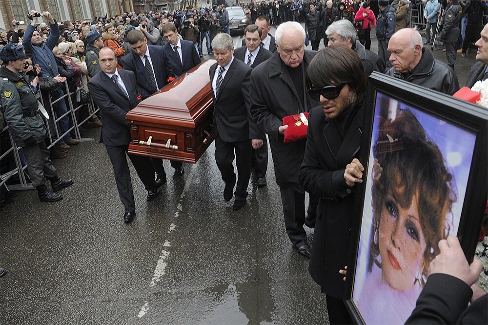    Траурная процессия у здания Центрального Дома литераторов, где прошла церемония прощания с народной артисткой России Людмилой Гурченко. 2011 г. Фото: РИА Новости/ Григорий Сысоев