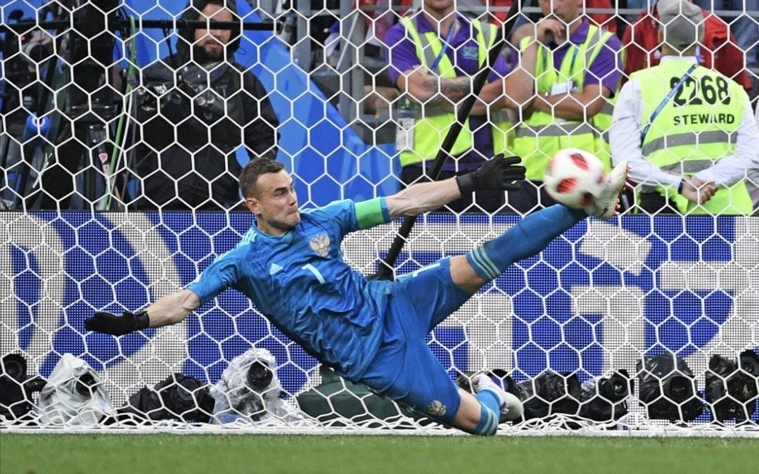 Игорь Акинфеев отбивает решающий пенальти в матче с Испанией в 1/8 финала ЧМ-2018. Фото Алексея Филиппова / РИА Новости