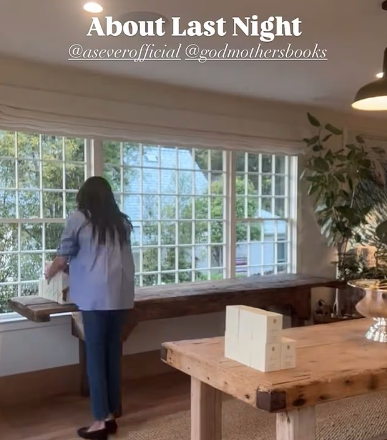 Меган Маркл обустраивает витрину временного  магазина бренда