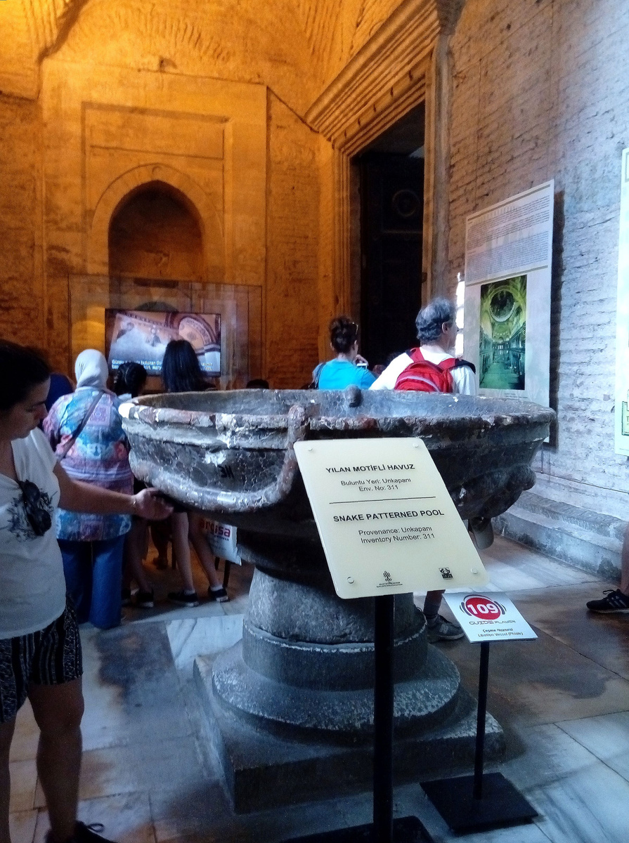 Чаша со змеем - бывший фонтан