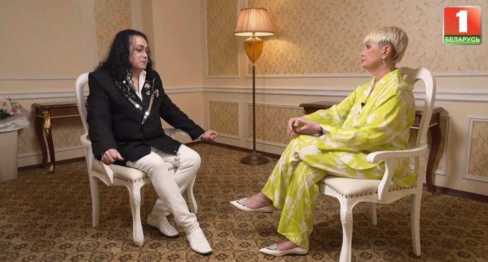    Певец дал интервью Алене Спиридович. Фото: кадр видео телеканала «Беларусь 1».