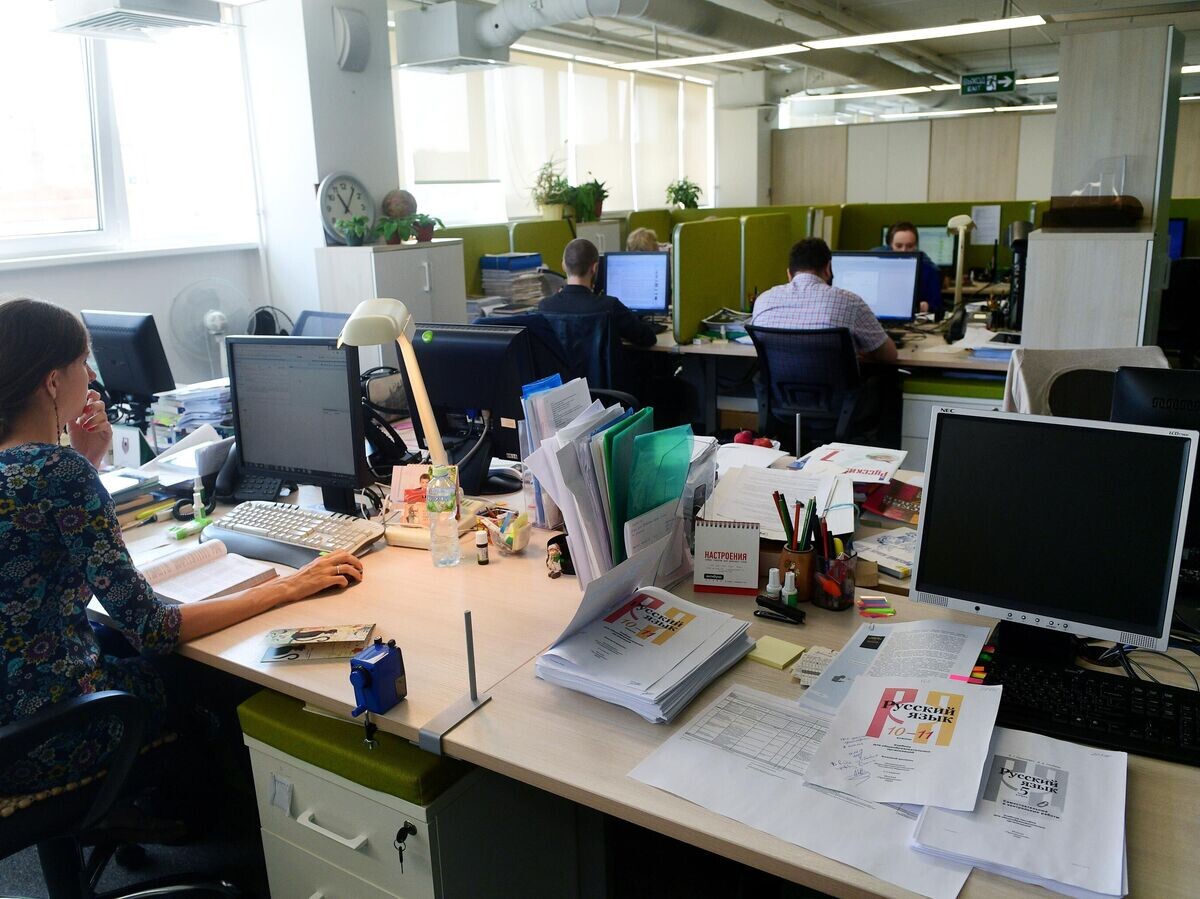    Сотрудники в офисе© РИА Новости / Алексей Куденко