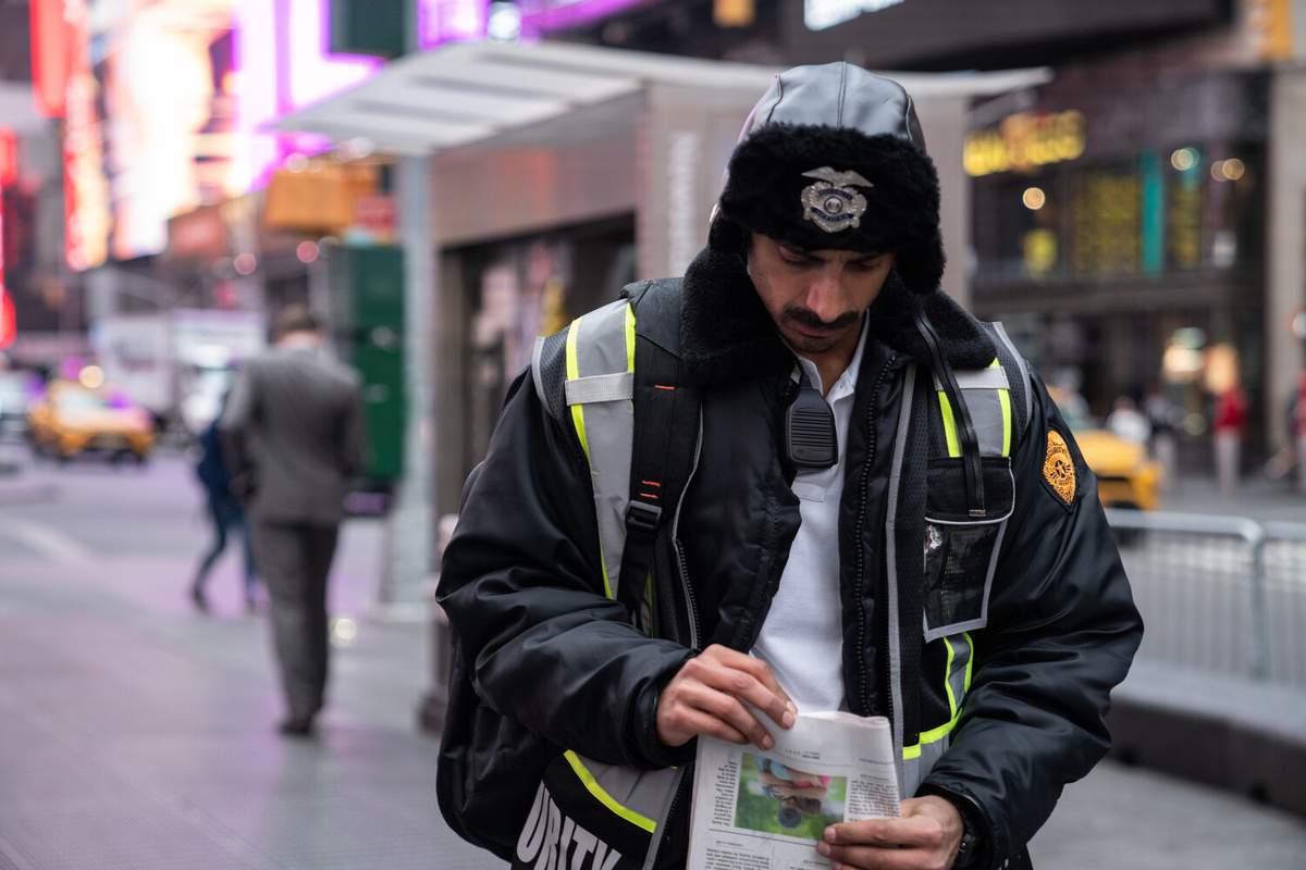 Риз Ахмет в роли посрелника. Чтобы сбить со следа следящую за клиенткой команду он готов на самые разные ухищрения, даже одется в костюм мниципального работника и приклеить на лицо ложные усы.