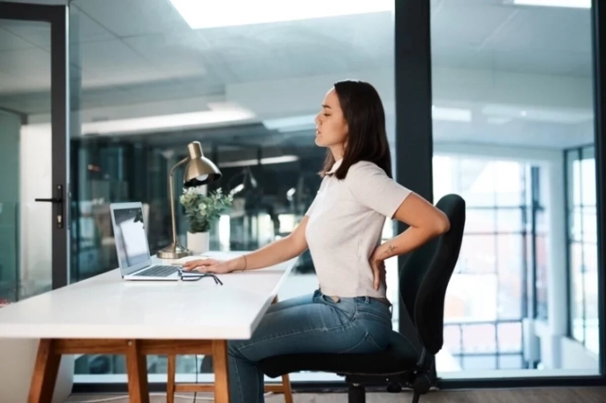    Есть простая рабочая стратегия, которая поможет офисному работнику сохранить осанку: при восьмичасовом рабочем дне не менее двух часов проводите на ногах.