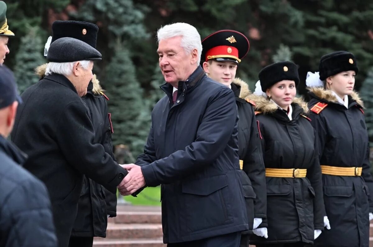    В день открытия музея «Город живых историй» мэр возложил венки к Могиле Неизвестного Солдата. В акции участвовали представители ветеранской общественности, волонтёры и кадеты.