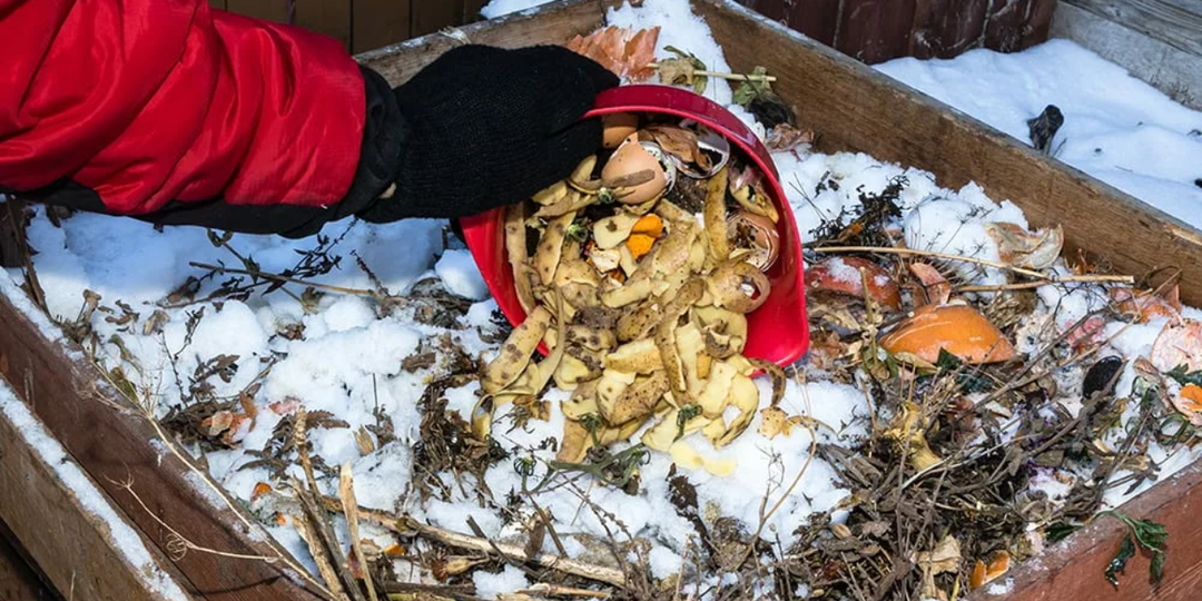 Заливаю в ноябре 1 ведро, и вонь исчезает. Выгребная яма зимой не замерзает, а весной «благоухает»