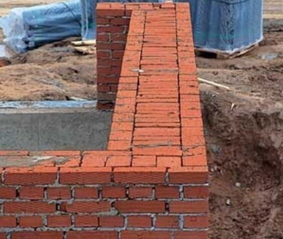 Толстые кирпичные стены