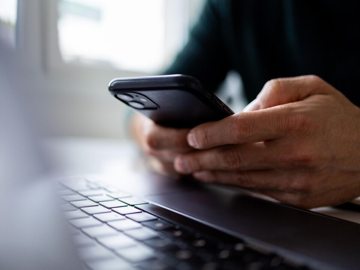    Мужчина со смартфоном© iStock.com / MStudioImages