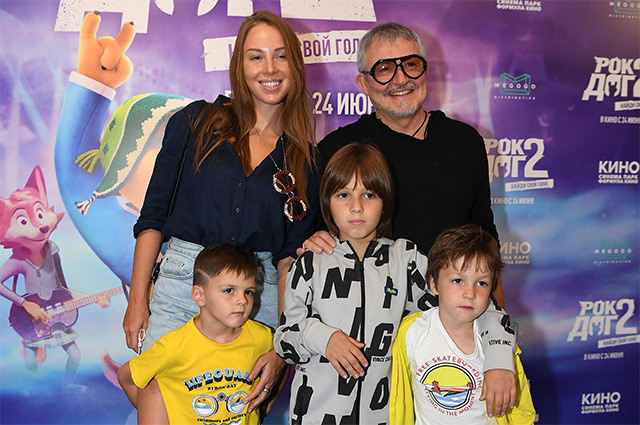    Телеведущий Дмитрий Дибров с супругой Полиной и детьми. Фото: РИА Новости/ Екатерина Чеснокова