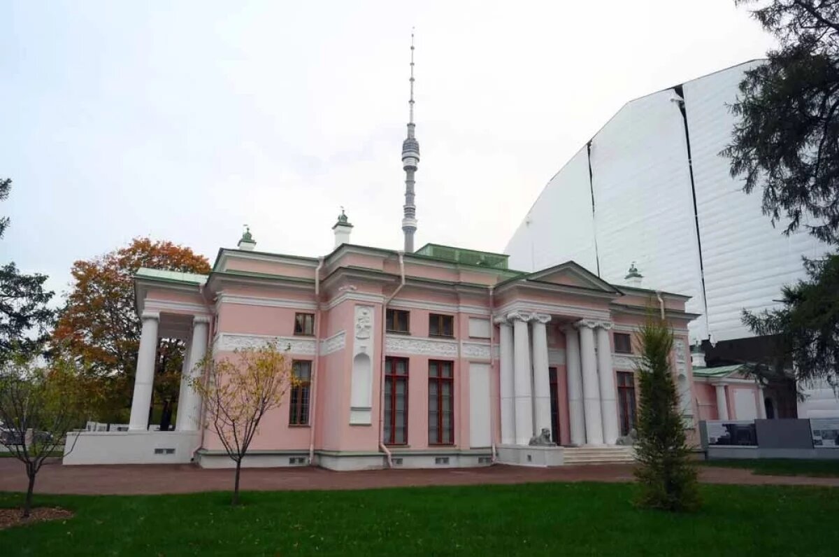    Египетский павильон уже восстановлен.