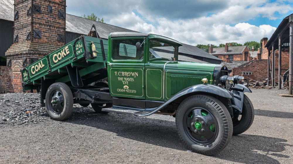    Невероятные ретрогрузовики и тракторы штурмуют Минск