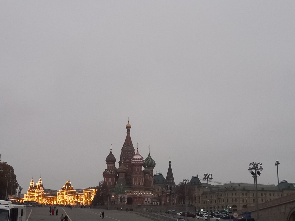 Вот отличный пример терпения - соседства духовного и мирского