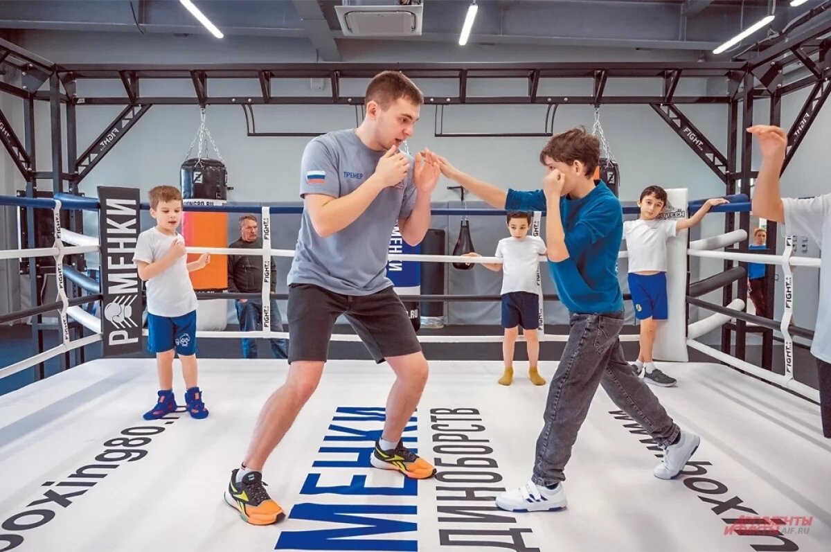    На первую ноябрьскую тренировку родители привели детей разных возрастов.