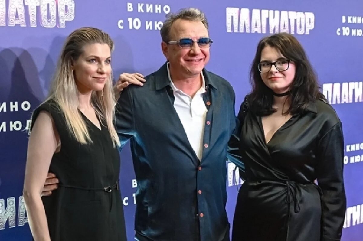    Марат Башаров и Ася Борисова (слева).