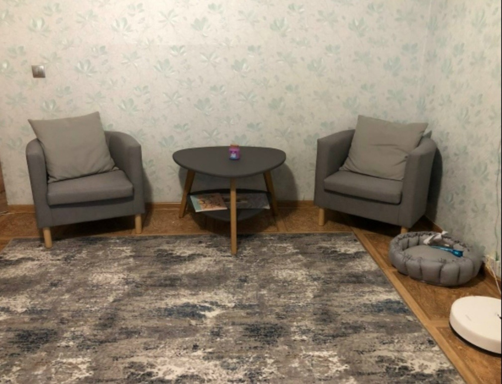 В этом углу так раз не хватало кресел и столика, чтобы мы пили кофе и мило беседовали. Правда светские разговоры о погоде придётся отложить до лучших времён. Пока здесь обсуждают самые эффективные способы оторвать *опу от дивана и перестать пялиться в телефон сутками 😁😁😁