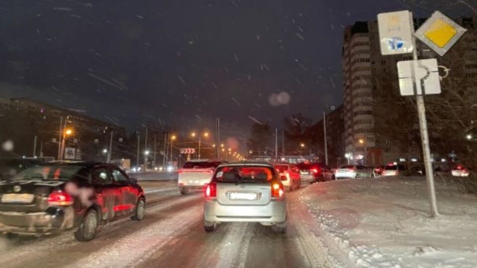    Пробки. Авто. Снегопад.. Источник: "Толк"
