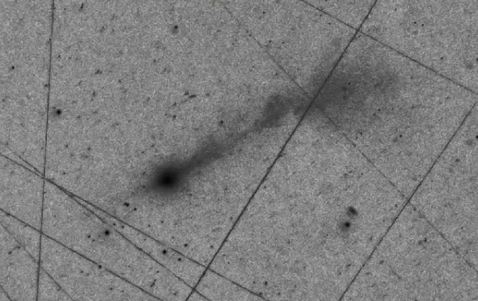 Межзвездная комета 3I Atlas в 09.11.2025: Направление к Солнцу — вниз-влево. На новом изображении 3I/ATLAS, чётко виден «курящий» хвост и противохвост в условиях экстремальных помех.