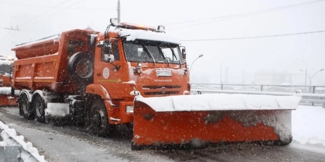 Почти 1 000 машин чистят дороги под Новосибирском