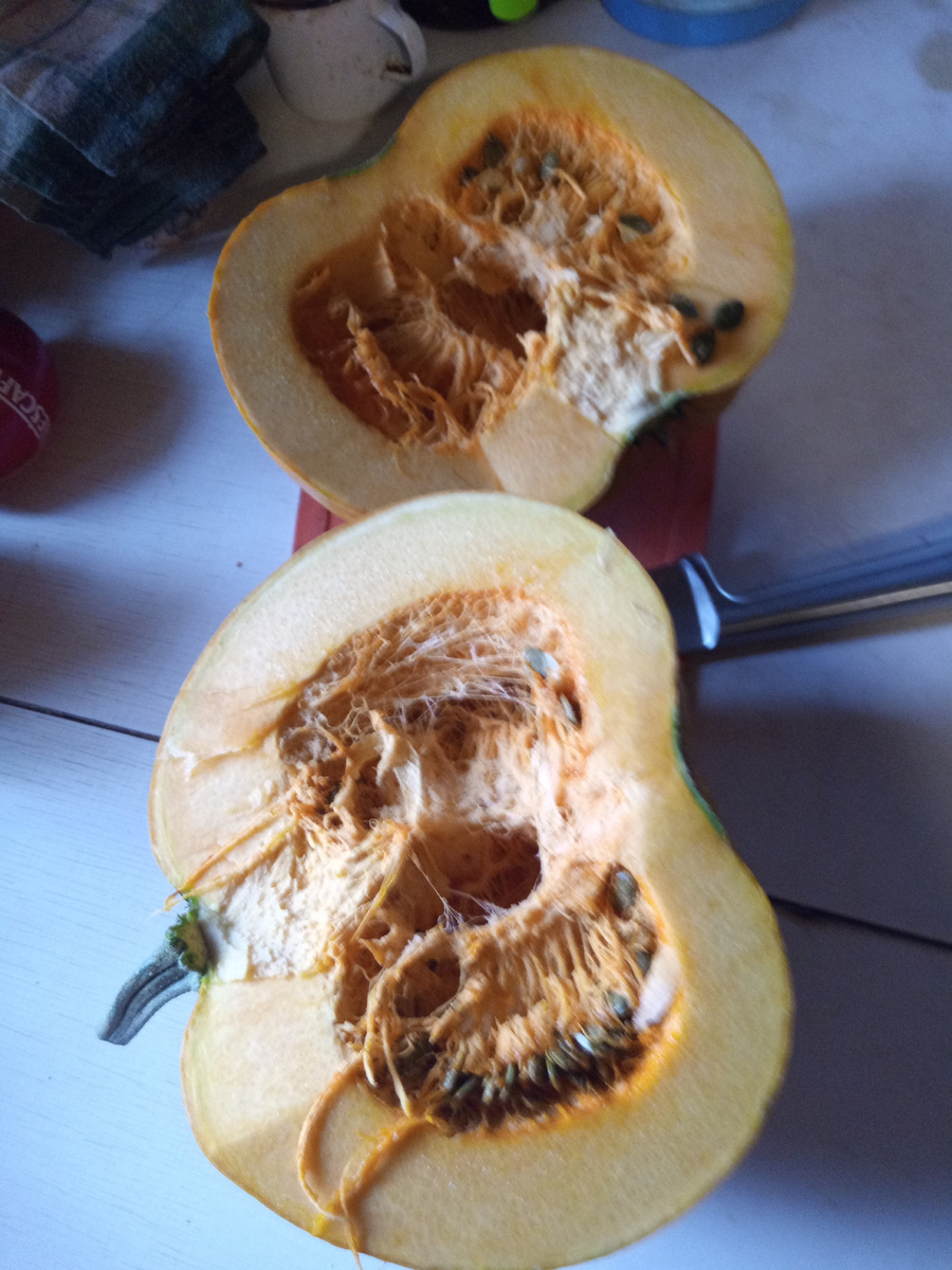 Мякоть  оранжевая на самом деле.