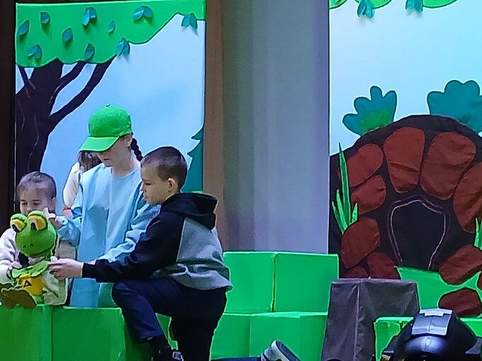 Выступление артистов на сцене Дома культуры