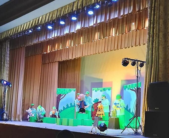 Выступление артистов на сцене Дома культуры