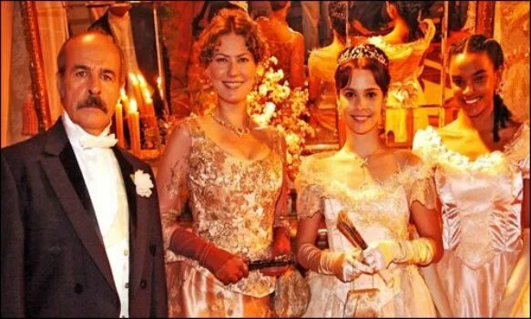 Сеньорита со своими родителями и компаньонкой Аделаидой (Люси Рамос). Сеньорита взяла к себе Аделаиду, чтобы вытащить с плантаций и спасти от приставаний надсмотрщика. Фото с интернета. 