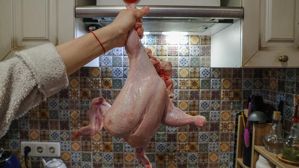     В Австралии предупредили об опасности мытья сырой курицы перед готовкой www.globallookpress.com/Bulkin Sergey/news.ru